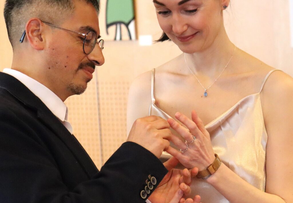 Echange des alliances lors de la cérémonie de mariage civil