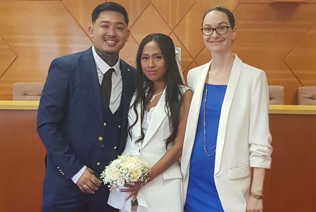 Couple &eacute;tranger &agrave; Paris lors d&rsquo;un mariage civil, avec Marina Yulis interpr&egrave;te anglais fran&ccedil;ais