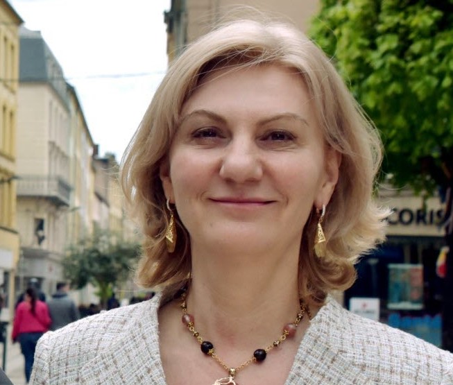 Elena Beau, interpr&egrave;te juridique senior anglais-fran&ccedil;ais, 40 ans d'exp&eacute;rience