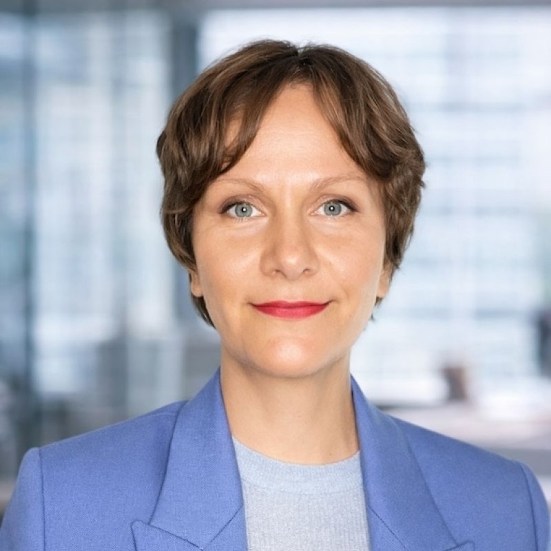 Polina Bukina, interpr&egrave;te anglais-fran&ccedil;ais senior, double dipl&ocirc;me linguistique et finance, 10 ans d'exp&eacute;rience