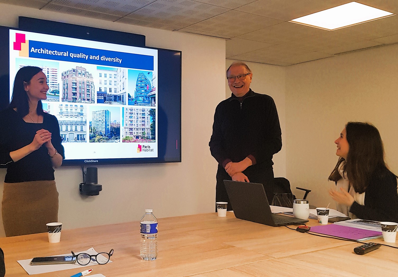 Marina Yulis, interpr&egrave;te professionnelle, en interpr&eacute;tation cons&eacute;cutive lors d'une pr&eacute;sentation de Paris Habitat