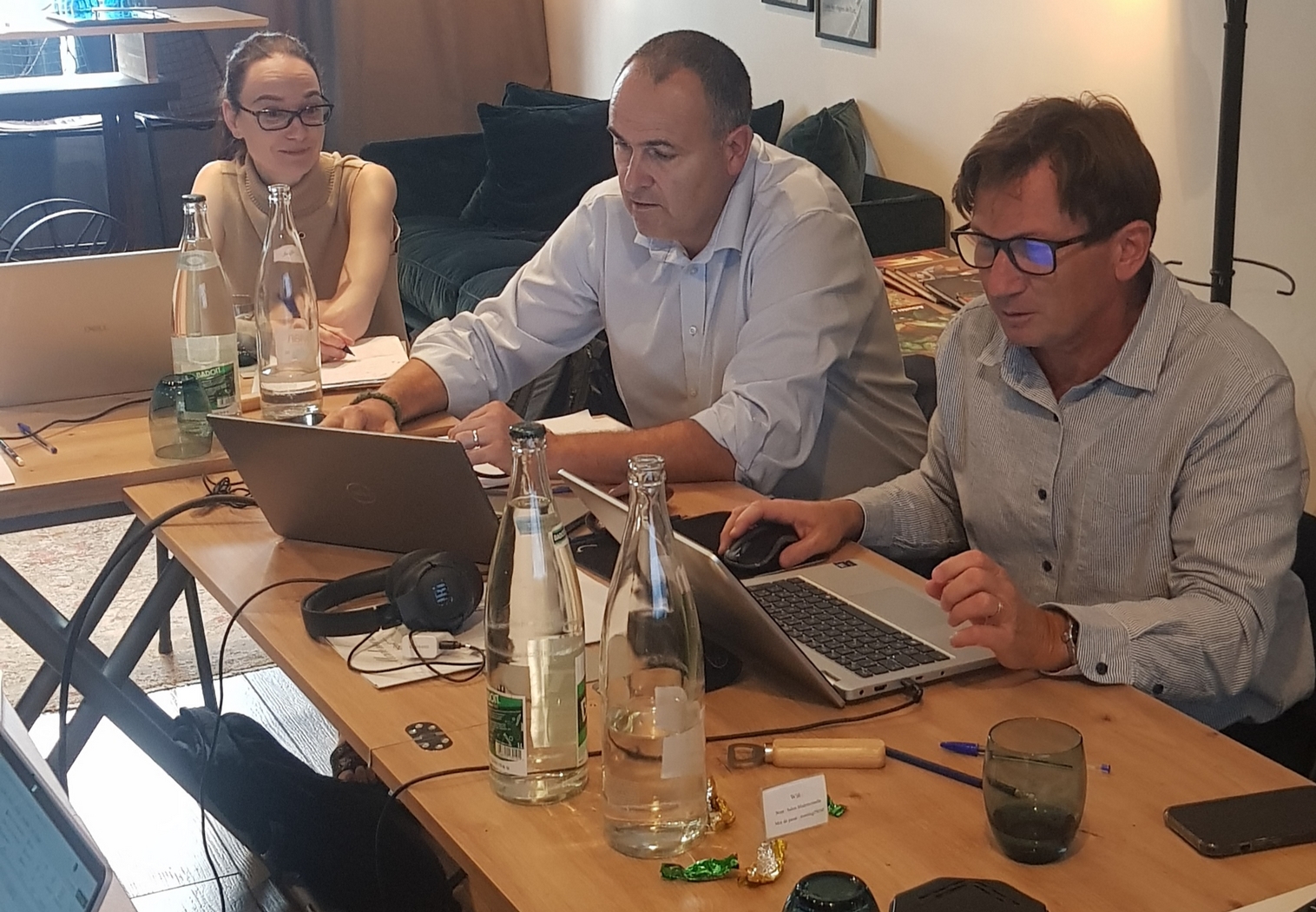 Marina Yulis, interpr&egrave;te anglais&ndash;fran&ccedil;ais, lors d&rsquo;une r&eacute;union commerciale Dayco &agrave; Paris
